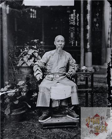 6兩廣總督瑞麟坐在廣式家具上的舊照，照片中的陳設(shè)表現(xiàn)出典型的廣東風(fēng)格