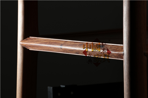 12、小案在位于腿間屜板邊框上巧施劍背棱線腳裝飾，兩條圓滑光潤的燈草線將一縷直直的劍背棱線擠出_副本_副本