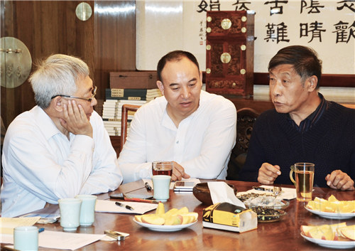 02研討會(huì)現(xiàn)場(chǎng)（右一胡德生、右二袁劍君、右三趙夫瀛_看圖王(1)