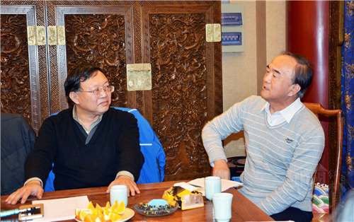 04會(huì)議現(xiàn)場(chǎng)右：郭文通、左：芮謙