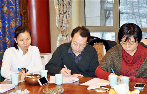 06編委會(huì)編輯人員認(rèn)真記錄