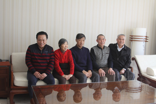 05胡德生和田燕波與儒匠傳奇的部分消費者合影