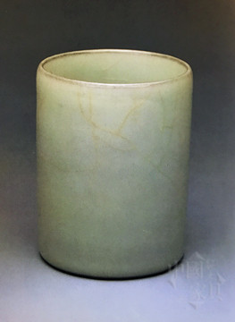 5、臺(tái)北故宮博物院藏標(biāo)注為宋代官窯粉青瓷的筆筒_副本_副本