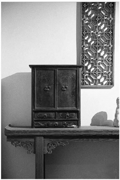 圖11_清代民間使用的矮型小柜，既可置于案上，也可放于炕榻之上（圖片來自網絡） (1)_副本