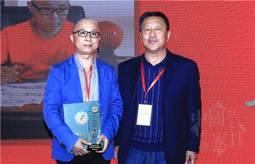 01中華木工委專家委員會專家張克貴（右）為蕭廣鐸（左）頒授&ldquo;中華木作大師&rdquo;榮譽